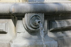 Eau de Source de Lissandre à la Fontaine Place Henri IV